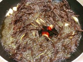 等牛肉颜色变深后，加入蚝油和鸡粉，转小火翻炒均匀