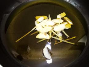 锅里加入多多的菜籽油和姜丝，蒜片，油一定要多放一些