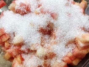 桃丁里加入白糖和柠檬汁拌匀，放入冰箱腌制一个小时