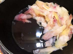 等水颜色变粉，捞出桃皮不要