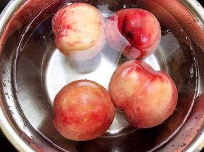 脆桃用盐水泡一下刷洗干净