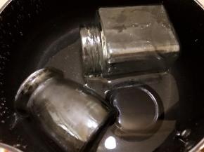 烧一锅开水把容器煮几分钟消毒，捞出沥干水