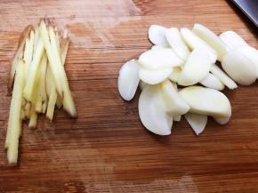 生姜切丝，大蒜切片