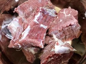 选用纹理清晰的牛胛肉，改刀成大块泡一下血水