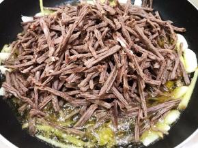 翻炒出香味后，放入牛肉条