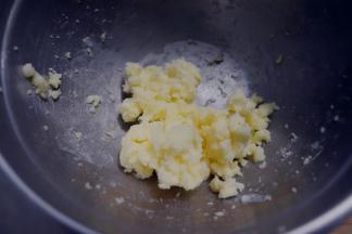 电动打蛋器打发至蓬松状态