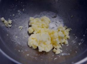 电动打蛋器打发至蓬松状态