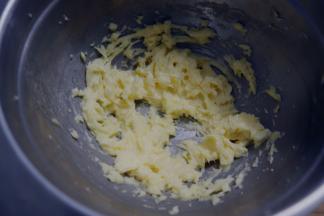 打发至蛋液和黄油完全混合均匀。打发状态应该是变白、蓬松，体积为原先的两倍