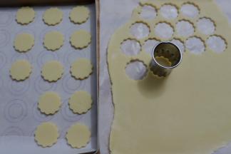 取出面团，用切模在冷藏好的饼干面团上，压出形状。