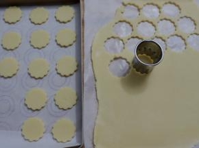 取出面团，用切模在冷藏好的饼干面团上，压出形状。