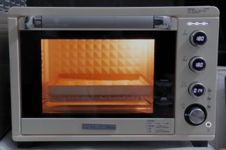 放入预热好的烤箱下层，上下火中层10-12分钟。