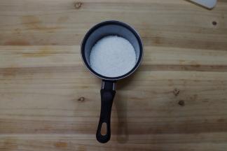 艾素糖倒入不粘锅内，加入水