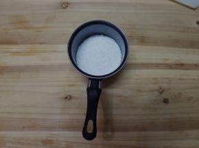 艾素糖倒入不粘锅内，加入水