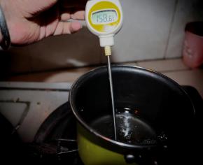 小火熬至160度离火