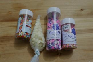 白巧克力装入裱花袋内