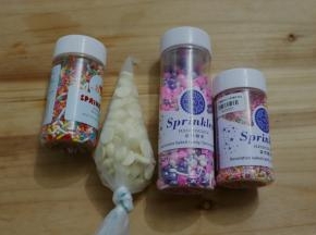 白巧克力装入裱花袋内