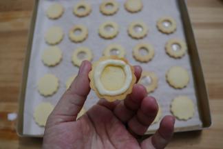 组装饼干，一块圆形饼干，挤一圈融化好的白巧克力。