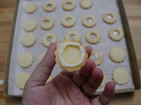 组装饼干，一块圆形饼干，挤一圈融化好的白巧克力。