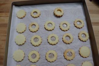 粘上圆孔的饼干