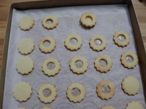 粘上圆孔的饼干