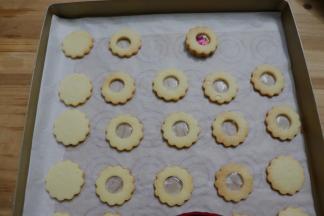 糖珠放入刚才组合好的饼干圆孔处内