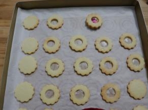 糖珠放入刚才组合好的饼干圆孔处内