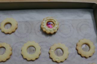 四周挤一圈融化好的白巧克力