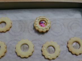 四周挤一圈融化好的白巧克力