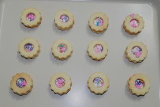 最后粘上已经变硬的艾素糖饼干，轻压组装好。