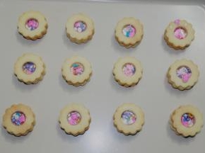 最后粘上已经变硬的艾素糖饼干，轻压组装好。