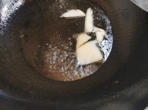 热锅放猪油