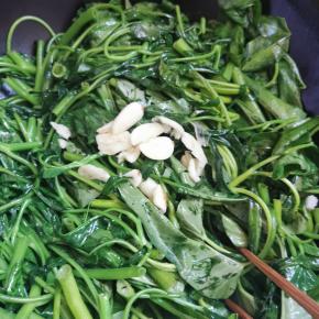 放入空心菜加入蒜子翻炒