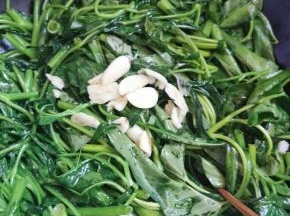 放入空心菜加入蒜子翻炒
