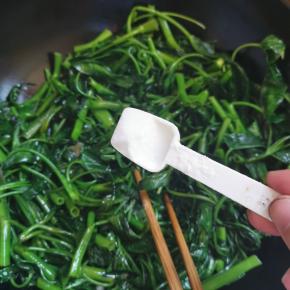 根据个人口味放入一小勺盐