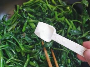 根据个人口味放入一小勺盐