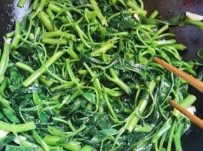 翻炒片刻