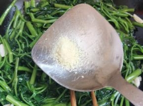 加入鸡精调味