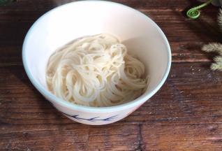 把浸泡好的面条，捞出装入碗中