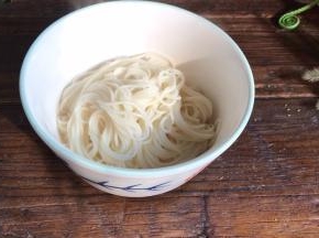 把浸泡好的面条，捞出装入碗中