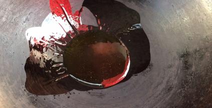 热锅倒入适量油