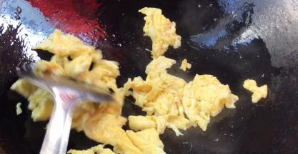 煎至两面金黄色，用锅铲把鸡蛋切成小块