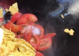 加盐在番茄上，炒匀入味