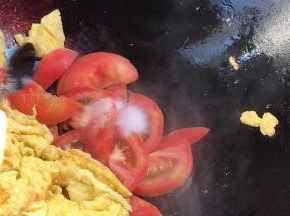加盐在番茄上，炒匀入味