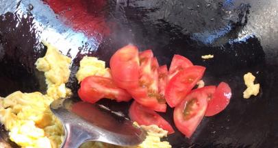 把鸡蛋摆一边，倒入番茄炒热