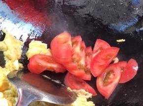 把鸡蛋摆一边，倒入番茄炒热