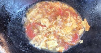 再把鸡蛋和番茄一起炒匀，加入少许清水，煮沸后关火备用