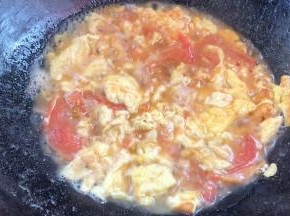 再把鸡蛋和番茄一起炒匀，加入少许清水，煮沸后关火备用