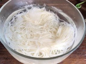 捞出放入凉开水中浸泡一会儿