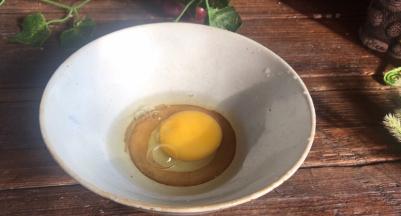 鸡蛋打入碗中，加入料酒
