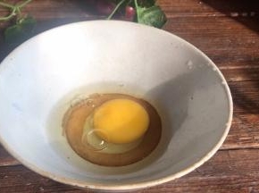 鸡蛋打入碗中，加入料酒